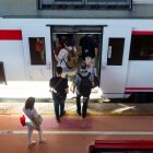 Varias personas a su entrada en un vagón de tren