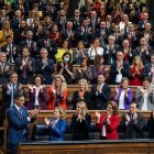 Pedro Sánchez recibe los aplausos de su bancada durante la segunda sesión del debate de su investidura.