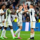 Los jugadores del Real Madrid celebran un gol.