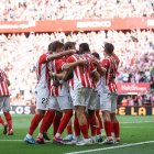 Los jugadores del Sporting celebran un gol en el derbi.