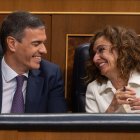 Archivo - El presidente del Gobierno, Pedro Sánchez y la vicepresidenta primera y ministra de Hacienda, María Jesús Montero, durante una sesión plenaria, en el Congreso de los Diputados. 