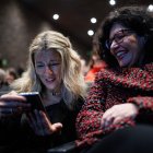 La líder de Sumar, Yolanda Díaz, y la directora de CaixaForum, Isabel Fuentes.