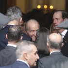 Juan Carlos I, Felipe VI y Letizia Ortiz en el funeral de Fernando Gomez Acebo en Madrid, el pasado abril.