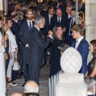 Felipe VI y Letizia, con otros familiares durante el funeral de Juan Gomez Acebo.