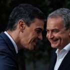 El presidente del Gobierno, Pedro Sánchez, junto al expresidente José Luis Rodríguez Zapatero.