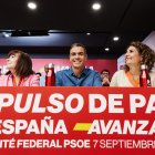 La presidenta del PSOE, Cristina Narbona, el presidente del Gobierno, Pedro Sánchez, y la vicepresidenta primera del Gobierno y ministra de Hacienda, María Jesús Montero.