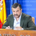 El portavoz del Grupo Parlamentario Popular, Toni Martín, durante la ronda de ruedas de prensa en el Parlamento de Andalucía.