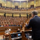 El presidente del PP, Alberto Núñez Feijóo, interviene durante una sesión en el Congreso.