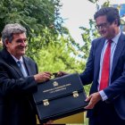 El ministro para la Transformación Digital y de la Función Pública, Óscar López, recibe su cartera de manos del ministro saliente, José Luis Escrivá.