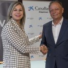 Olga García, directora territorial de Caixa Bank en la Comunitat Valenciana, y Salvador Navarro, presidente de la CEV