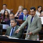 El presidente de Andalucía, Juanma Moreno, interviene en una jornada del Pleno del Parlamento andaluz.