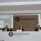 (de izquierda a derecha): el presidente del Consejo General de Economistas, Valentín Pich,  el director de Fedea, Ángel de la Fuente y la presidenta de la AIReF, Cristina Herrero.

REMITIDA / HANDOUT por CONSEJO GENERAL DE ECONOMISTAS
Fotografía remitida a medios de comunicación exclusivamente para ilustrar la noticia a la que hace referencia la imagen, y citando la procedencia de la imagen en la firma
17/9/2024