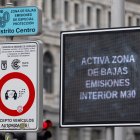 Una señalización de Zona de Bajas Emisiones de especial protección en el Distrito Centro.