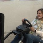 La alcaldesa de Valencia, María José Catalá, juega a carreras de coches en el Valencia Game City