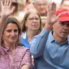 La nueva vicepresidenta de la Comisión Europea, Teresa Ribera, junto al presidente del Gobierno, Pedro Sánchez.