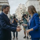 El president de la Generalitat, Carlos Mazón y la alcaldesa de Castellón, Begoña Carrasco, se saludan a su llegada al Pleno del Consell, en el Ayuntamiento de Castellón (ARCHIVO)