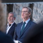 El presidente del PP, Alberto Núñez Feijóo, y detrás el presidente de Canarias, Fernando Clavijo.