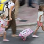 Dos niñas el primer día de colegio, a 9 de septiembre de 2024, en Madrid (España). La Comunidad de Madrid comienza esta semana el curso escolar 2024-2025 con 64.435 docentes al sumar 1.394 profesores nuevos a las aulas y 1.267.286 alumnos, un 0,4 por ciento más.  Del total de los alumnos madrileños que comienzan este curso, el 81,7 por ciento acudirá a centros educativos sostenidos con fondos públicos. ‘Por la vuelta al cole’ los autobuses de la EMT serán gratuitos hoy y mañana.

Eduardo Parra / Europa Press
09 SEPTIEMBRE 2024;COLEGIOS;EDUCACIÓN;ESCOLAR
09/9/2024