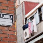 Un cartel de 'Se Alquila' en Madrid.