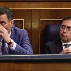 El presidente del Gobierno, Pedro Sánchez, y el ministro de Asuntos Exteriores, José Manuel Albares, en una sesión en el Congreso.