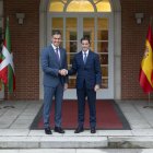 El presidente del Gobierno, Pedro Sánchez, recibe al lehendakari Imanol Pradales