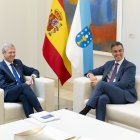 El presidente de la Xunta de Galicia, Alfonso Rueda y el presidente del Gobierno, Pedro Sánchez durante su reunión en La Moncloa.