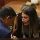 El presidente del Gobierno, Pedro Sánchez, conversa con la portavoz de Junts en el Congreso, Miriam Nogueras.