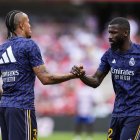 Militao y Rüdiger, durante un calentamiento con el Real Madrid.