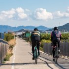 Dos cicloturistas en una carretera de la Comunidad Vaenciana.