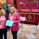 La alcaldesa de Granada, Marifrán Carazo, muestra el borrador de presupuesto para 2025.