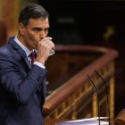 El presidente del Gobierno, Pedro Sánchez, bebe agua durante una sesión en el Congreso de los Diputados.