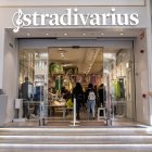 (Foto de ARCHIVO)
Dos personas entran en una tienda Stradivarius, del grupo Inditex, en Berlín. Inditex anunció hoy que cierra temporalmente los 502 establecimientos que tiene en Rusia. Otras empresas han cerrado sus sucursales y tiendas en Rusia después de que esta  invadiera Ucrania. Además Inditex ha donado, a través de ACNUR, tres millones de euros para los damnificados por el conflicto. En paralelo los empleados de la compañía han recaudado fondos que donarán al  Alto Comisionado de las Naciones Unidas para los Refugiados. Otras empresas españolas que han cerrado son Mango, o Tendam (Cortefiel, Women'secret, Springfield y Pedro del Hierro).  Y extranjeras que han cerrado sus filiales también en Rusia son: Adidas, Nike, Netflix, Nokia, Siemens, Spotify, Disney, los bancos ING, HSBC, y el Banco Mundial, las petroleras Exxon Mobil, BP y Shell, TotalEnergies entre otras.

A. Pérez Meca / Europa Press
05 MARZO 2022;
05/3/2022