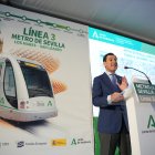 El presidente de la Junta de Andalucía, Juanma Moreno, durante su visita a las obras del Metro de Sevilla,