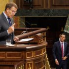 El líder del PP, Alberto Núñez Feijóo, interviene mientras Pedro Sánchez acude a su sitio en el Congreso.