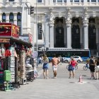 Tienda de souvenirs, a 2 de septiembre de 2024, en Madrid (España).