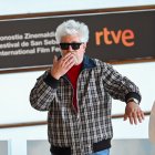 El director Pedro Almodóvar posa en el photocall del Festival de Cine de San Sebastián.