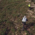 Foto de vista aérea de ciclistas