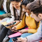 Estudiantes con teléfonos móviles