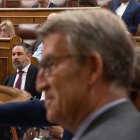 Feijóo en primer plano y Abascal en segundo durante un pleno en el Congreso.