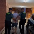 Agentes de la Guardia civil junto al detenido