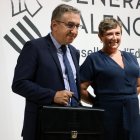 El nuevo conseller de Educación, Universidades y Empleo de la Generalitat Valenciana, José Antonio Rovira, recibe la cartera de manos de su predecesora en el cargo, Raquel Tamarit