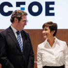 La ministra de Vivienda, Isabel Rodríguez, junto al presidente de la CEOE, Antonio Garamendi.