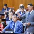 El presidente de la Junta de Andalucía, Juanma Moreno toma la palabra durante la segunda jornada del Pleno del Parlamento andaluz. 
03/10/2024