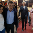 Alberto Núñez Feijóo junto a la portavoz de Interior del PP, Ana Vázquez (izq.) y la portavoz popular en el Senado, Alicia García (der.)