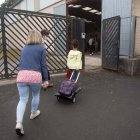 Nadela, Lugo. Comienzo del curso escolar en infantil y primaria en el CEIP Manuel Mallo Mallo de Nadela, Lugo. El Colegio es el unico en entorno rural situado dentro del Concello de Lugo. Hasta cuatro lineas de transporte distintas traen a los alumnos hasta las puertas del centro de estudios. En la imagen, una madre acompaña a su hijo a las puertas del colegio en la mañana del jueves 9 de septiembre