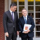 El presidente del Gobierno, Pedro Sánchez (i), durante su reunión con el presidente de Castilla-La Mancha, Emiliano García-Page (d), en el Complejo de La Moncloa, a 4 de octubre de 2024, en Madrid (España). Estas reuniones se enmarcan en la ronda que suele hacer el jefe del Ejecutivo tras las elecciones autonómicas. Además de con el presidente de Castilla-La Mancha, el presidente del Ejecutivo se ha reunido hoy con el presidente de la Región de Murcia y el presidente de la Comunitat Valenciana.

Carlos Luján / Europa Press
04 OCTUBRE 2024;REUNIÓN;SÁNCHEZ;PRESIDENTE;CCAA;CASTILLA-LA MANCHA;CLM
04/10/2024