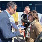 El alcalde de Barbate (Cádiz), Miguel Molina (Andalucía Por Sí), en una imagen de archivo, entrega a la ministra de Defensa, Margarita Robles, el Plan de Singularidad del municipio en un encuentro forzado.