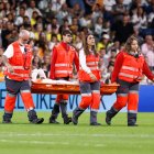 Dani Carvajal, abandonando el césped del Bernabéu en camilla, tras caer lesionado.