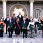 Premiados y distinguidos por el Ayuntamiento de Valencia, junto con los portavoz de las diferentes formaciones que componen el consistorio y la alcaldesa de Valencia, María José Catalá.