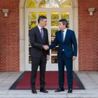 El presidente del Gobierno, Pedro Sánchez , durante su reunión con el presidente de la Comunitat Valenciana, Carlos Mazón